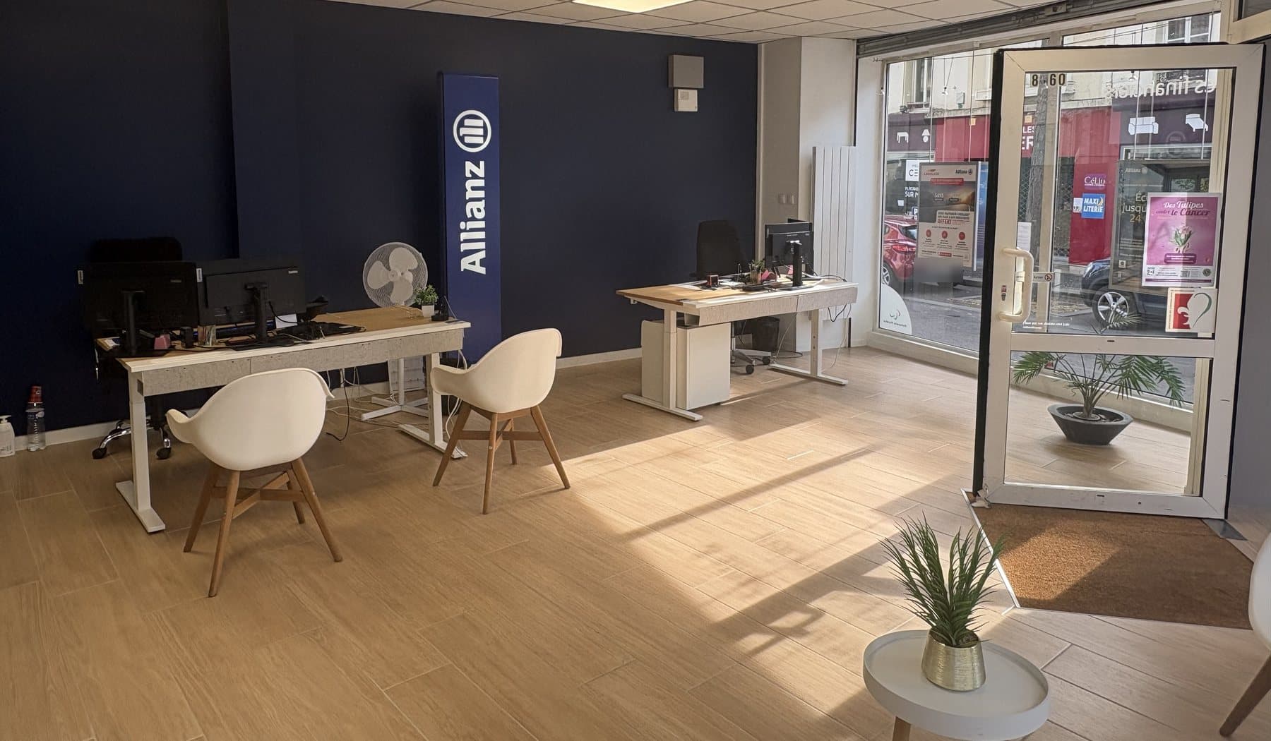 L'agence Allianz Cabinet PL à Mantes-la-Jolie : les bureaux, les fauteuils visiteurs et la vitrine donnant sur la rue Porte aux Saints.